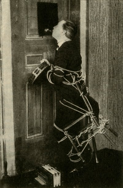 John Nevil Maskelyne voert een geestkastillusie uit, ca. 1910 door Unbekannt