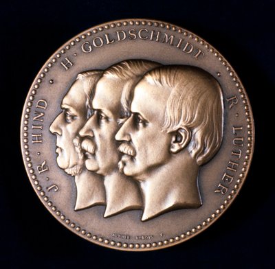 John Russell Hind, Hermann Goldschmidt en Robert Luther, astronomen, ca. 1900 door Unbekannt