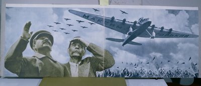 Joseph Stalin (1879-1953) & Maxim Gorky (1868-1936) observeren een vliegtuig met de naam van de schrijver, illustratie uit 