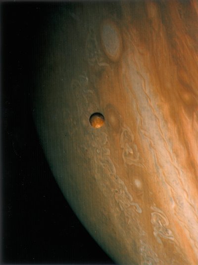 Jupiter en Io, een van zijn manen, 1979 door Unbekannt