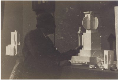 Kazimir Malevich in zijn studio door Unbekannt