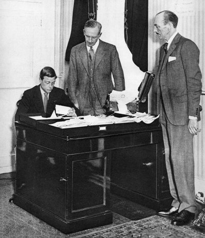 Koning Edward VIII aan het werk met zijn staf in St. James
