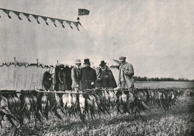 Koning Edward VII inspecteert de vangst op Sherborne Estate, 1902, 1910 door Unbekannt