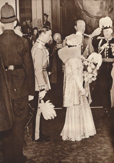 Koning George VI en Koningin Elizabeth verlaten een lunch ter ere van de kroning, 1937 door Unbekannt