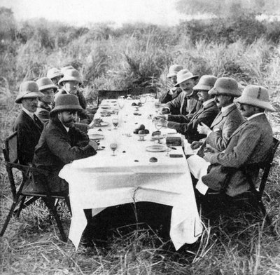 Koning George V luncht na de tijgerjacht in Nepal door Unbekannt