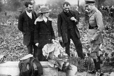 Koning George V bewondert volkstuinen op Clapham Common, Londen, c1910s-c1920s 1936 door Unbekannt
