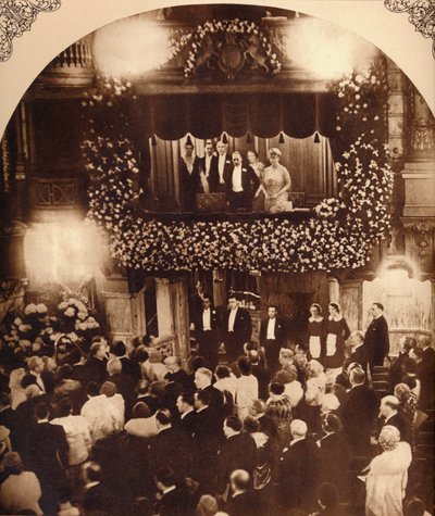 Koning George V en koningin Mary bij een Royal Command Variety Performance, 1920s of 1930s, 1935 door Unbekannt