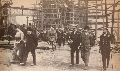 Koning George V en koningin Mary op een scheepswerf in Sunderland tijdens de Eerste Wereldoorlog, 15 juni 1917, 1935 door Unbekannt