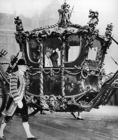 Koning George V en koningin Mary op weg naar de opening van het parlement, c1930s door Unbekannt