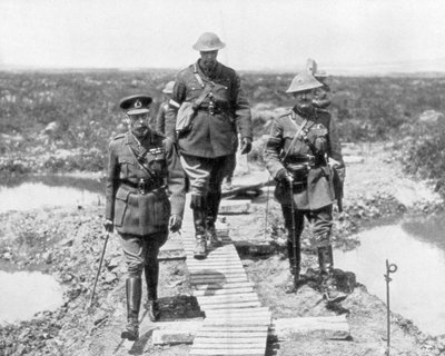 Koning George V en de Canadese generaal Currie bekijken het veroverde terrein bij Vimy en Messines, 1917 door Unbekannt