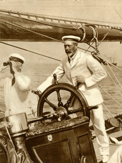Koning George V aan het roer van zijn jacht, Britannia, tijdens Cowes Regatta week, 1924, 1935 door Unbekannt