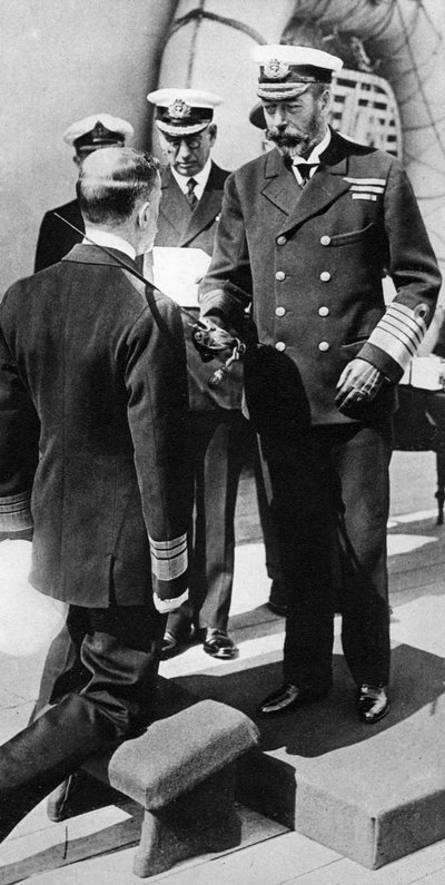 Koning George V riddert Vice-admiraal Pakenham aan boord van HMS Princess Royal, c1930s door Unbekannt