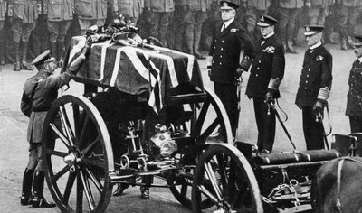 Koning George V legt een krans op de kist van een onbekende soldaat, Whitehall, Londen, ca. 1930s door Unbekannt