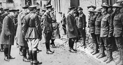 Koning George V met het 7e bataljon Sherwood Foresters, Eerste Wereldoorlog, maart 1918 door Unbekannt