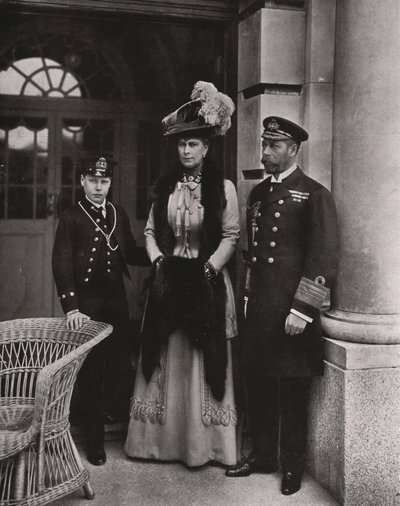 Koning George en koningin Mary met hun zoon prins Edward door Unbekannt