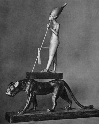 Koning Toetanchamon c1341 v.Chr.-c1323 v.Chr. op een zwarte luipaard, 1936 door Unbekannt