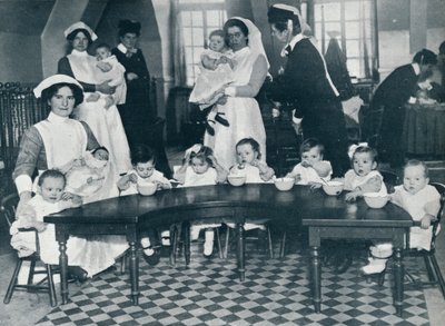 Kingsway Hall crèche voor kinderen met vaders in de oorlog en moeders die werken, 1914 door Unbekannt