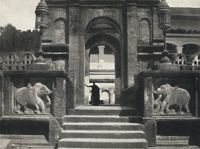 Klooster in de Tempel van de Heilige Tand Dalada Maligawa Vihara, Kandy, 1926 door Unbekannt