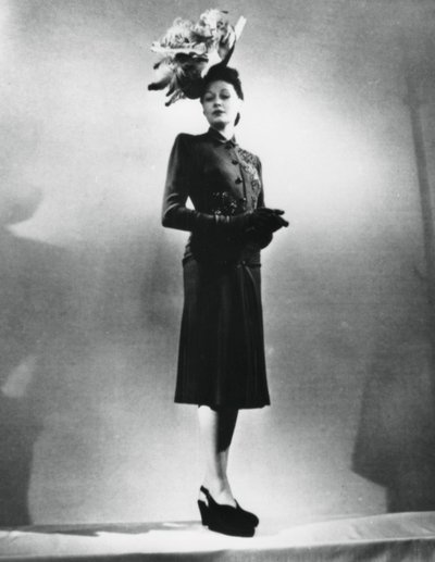 La femme chic, outfit door de Franse modeontwerper Jacques Fath, Parijs, januari 1943 door Unbekannt