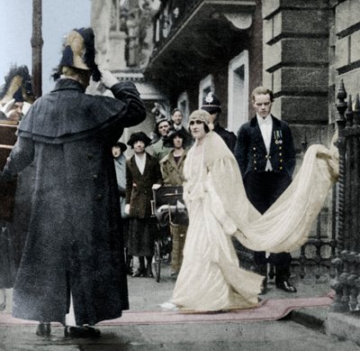 Lady Elizabeth Bowes-Lyon op weg naar haar huwelijk in Westminster Abbey, 26 april 1923, 1937 door Unbekannt