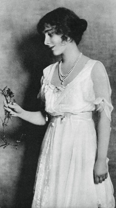 Lady Elizabeth Bowes-Lyon met een rode anjer, 1923, 1937 door Unbekannt
