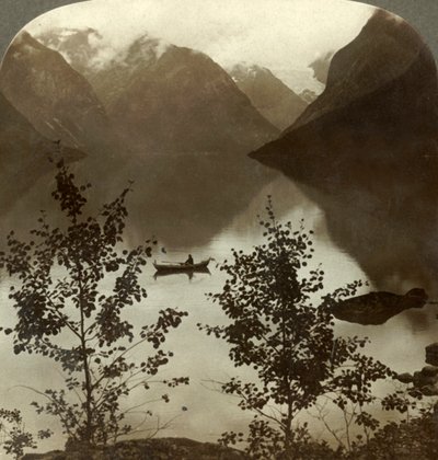 Meer Loen - gevoed door gletsjers aan zijn met wolken bedekte bergkusten - Noorwegen, c1905 door Unbekannt