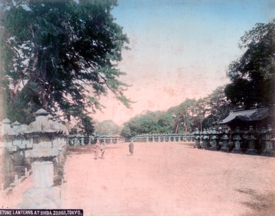 Lantaarns bij Zojoji in Shiba Park, Tokio door Unbekannt