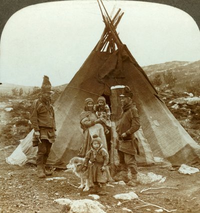 Lapse familie en sledehond - buiten hun zomerhuis - op een heuvel in Noorwegen, c1905 door Unbekannt