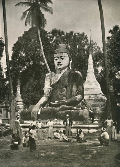 Grote Boeddha-figuur op het Shwe Dagon-platform, Rangoon, 1900 door Unbekannt