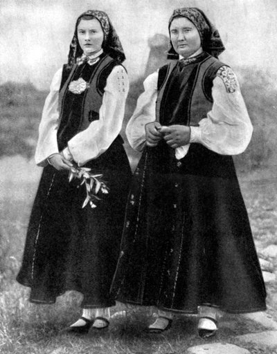Letse vrouwen in traditionele klederdracht door Unbekannt