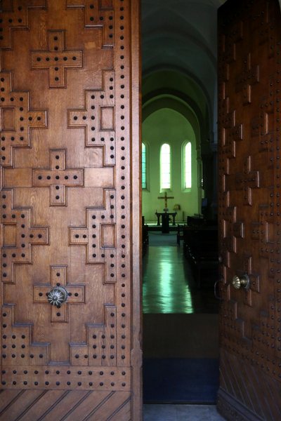 Le Plantay, Ain, Notre-Dame des Dombes abdij. Hoofdingang van de kerk door Unbekannt