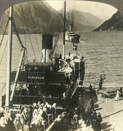 Vertrek uit Odde voor een excursie langs de schilderachtige bergommuurde Sorfjord, Noorwegen, ca. 1905 door Unbekannt
