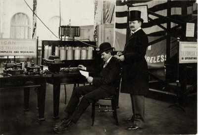Lee DeForest (zittend) zendt een draadloos telefoongesprek in het Department of Electricity op de Wereldtentoonstelling van 1904 door Unbekannt