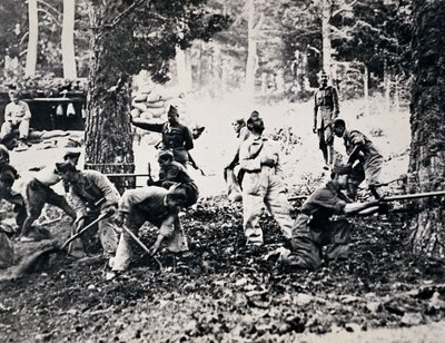 Legioensoldaten aan het front van de Sierra die dennenbomen kappen en zakken vullen om schuilplaatsen te maken tegen vijandelijke vliegtuigen door Unbekannt