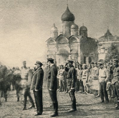 Lenin beoordeelt de 11e groep afgestudeerden van de Eerste Moskouse Sovjet Machinegeweer Commandant School door Unbekannt