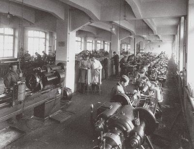 Lensverwerking in de fabriek van de Optical Mechanical Association in Petersburg, 1916 door Unbekannt