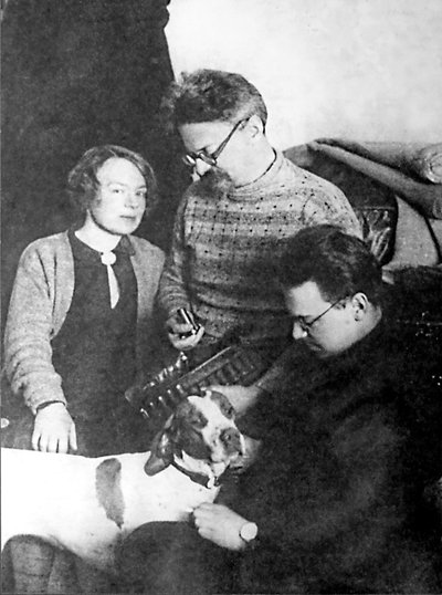 Leon Trotski en zijn familie, Alma Ata, USSR, 1928 door Unbekannt