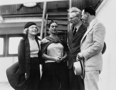 Leon Trotski met zijn vrouw Natalia Sedova en Mexicaanse kunstenaar Frida Kahlo, 1937 door Unbekannt