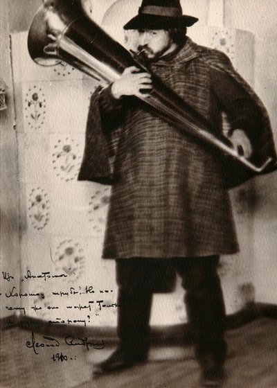 Leonid Andreyev, Russische auteur, speelt een muziekinstrument, ca. 1900 door Unbekannt