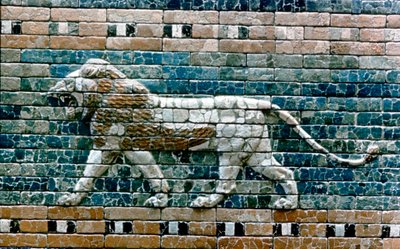Leeuw passant van de muur van de heilige weg naar de Ishtarpoort, Babylon Irak, ca. 575 v.Chr. door Unbekannt