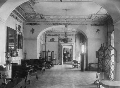 Woonkamer in het Maryino landhuis, begin jaren 1920 door Unbekannt
