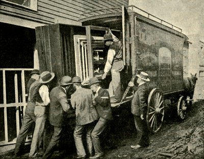 De camera op een bestelwagen laden voor verhuizing door Unbekannt