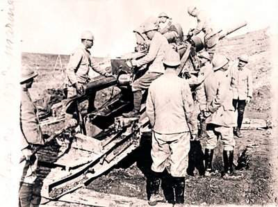 Laden van een granaat in een 155 mm kanon, ca 1914-ca 1918 door Unbekannt