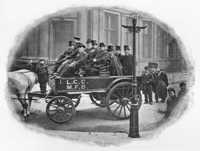 London County Council Brandweercommissie begint aan een inspectie, ca. 1903 door Unbekannt