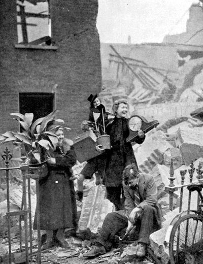 Londenaren dakloos door een Duitse luchtaanval tijdens de Blitz, Tweede Wereldoorlog, oktober 1940 door Unbekannt