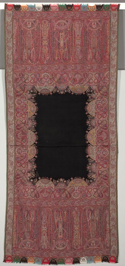 Lange sjaal met zwart midden en exotische vierzijdige galerij in Chinoiserie-stijl, 1840s door Unbekannt