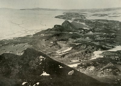 Kijkend naar het noorden richting Kaap Royds, c1908, 1909 door Unbekannt