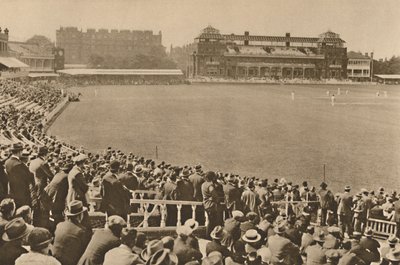 Kijkend naar het Paviljoen vanaf de Mound Stand bij Wereldberoemde Lords, ca. 1935 door Unbekannt