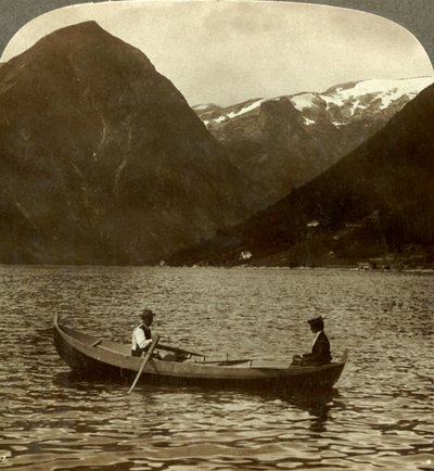 Uitzicht over Essefjord van Tjugum naar met ijs bedekte Kjeipen, Noorwegen, ca. 1905 door Unbekannt