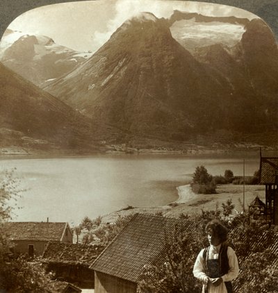 Kijkend vanaf Hjelle over het rustige Strynnsmeer naar steile gletsjers van de berg Skaala, Noorwegen, ca. 1905 door Unbekannt